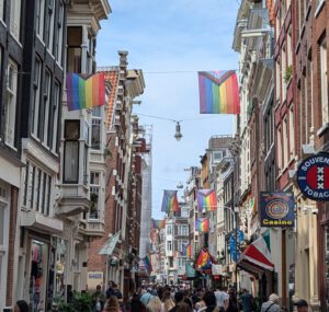 Straat in Amsterdam met regenboogvlaggen tijdens Gay Pride 2024