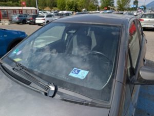 Toyota Yaris met een invalidenkaart