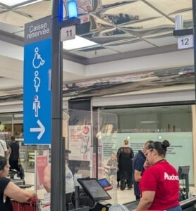 Raar bord voor gereserveerde kassa in Auchan