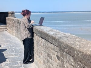 Workaholic met laptop op Mont St Michel