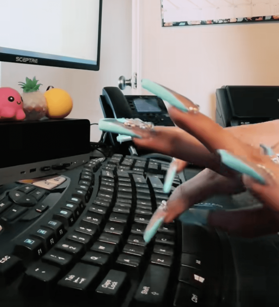 Lange acrylnagels van Senior Medewerker Klantcontact Jennifer