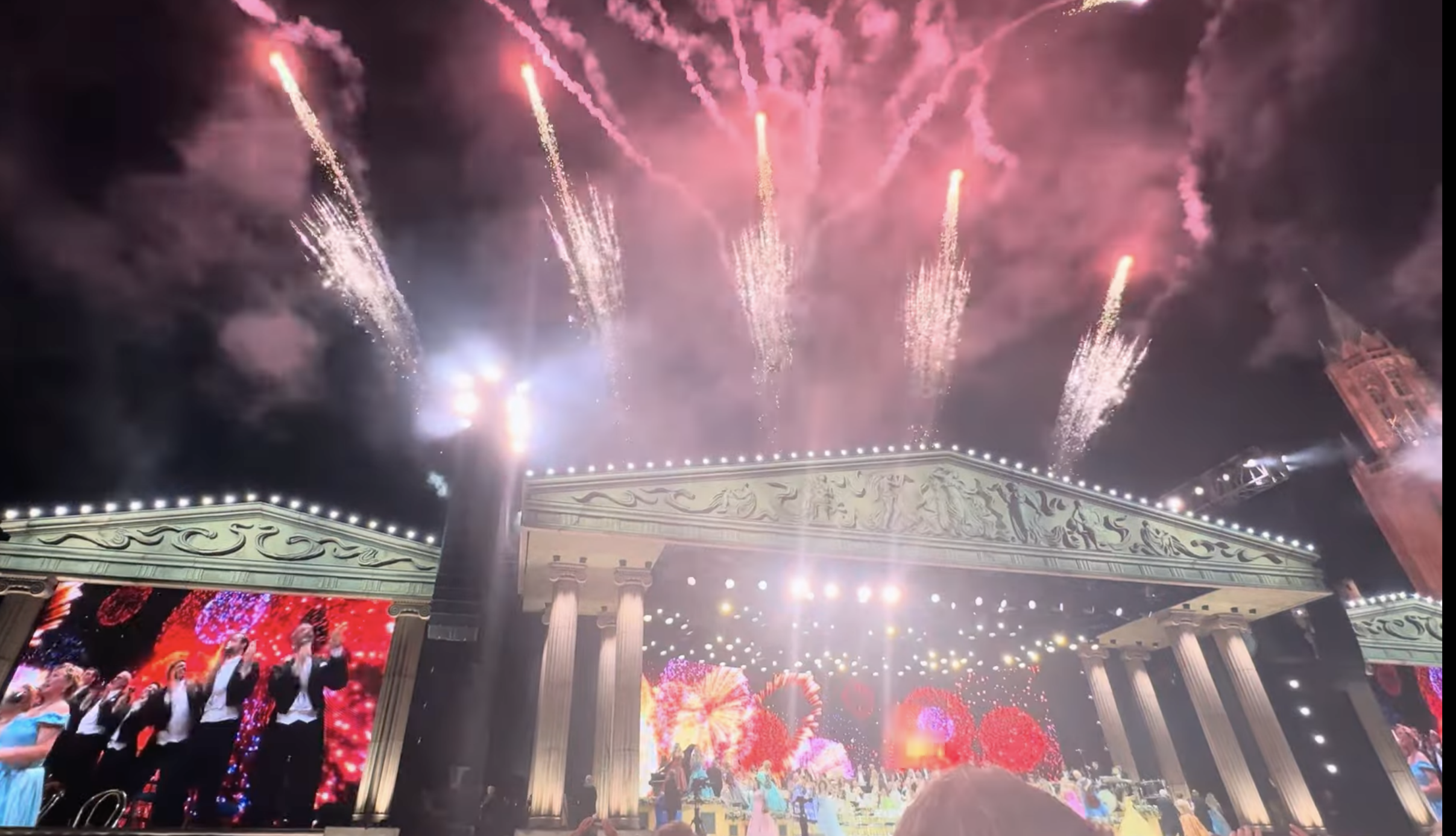 Vuurwerk na een show van André Rieu aan het Vrijthof - mogelijke oorzaak van de natuurbranden in Limburg?