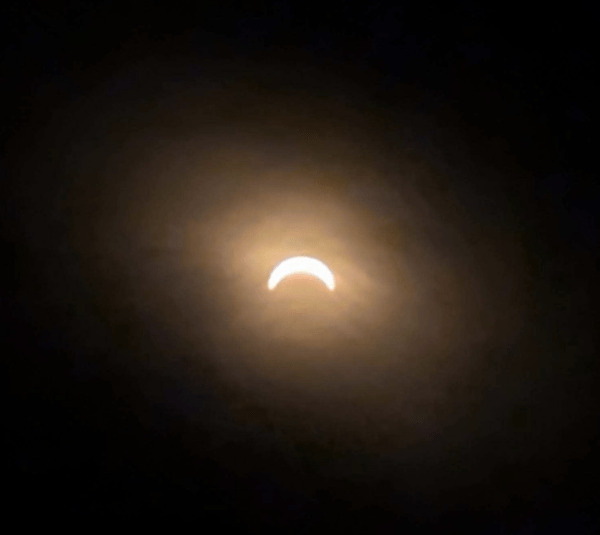 Zon vrijwel volledig verduisterd door de maan op 12 augustus 2026 in Amsterdam, zodat het lijkt alsof er slechts een lichtende teennagel over is