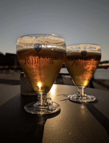 Bij gebrek aan eclipsbril kun je ook door een lekker glas Affligem kijken