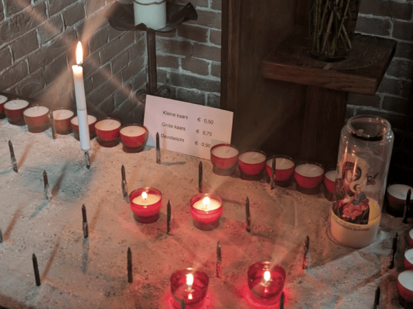 Dure kaarsjes in de Sint-Vituskerk in Blauwhuis
