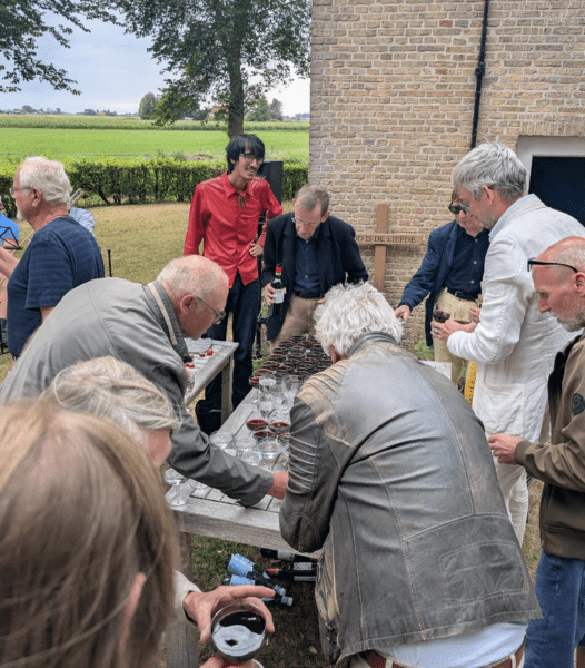 Rode wijn geschonken in Greonterp
