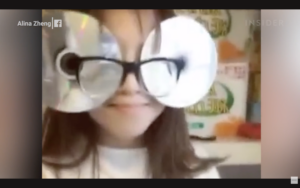 Vrouw met een bril van CD's