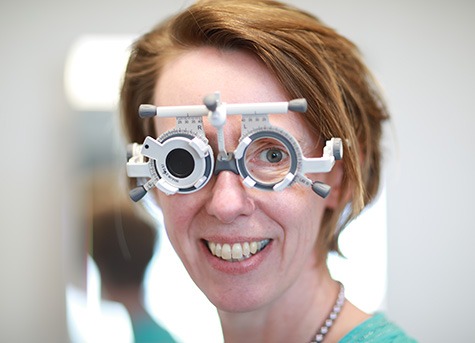 Vrouw met een proeflensframe bij een oogmeting