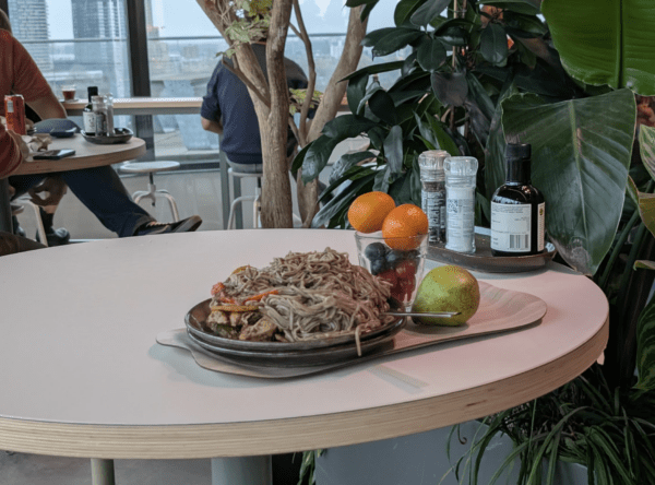 Bord noedels in de bedrijfskantine van Adyen