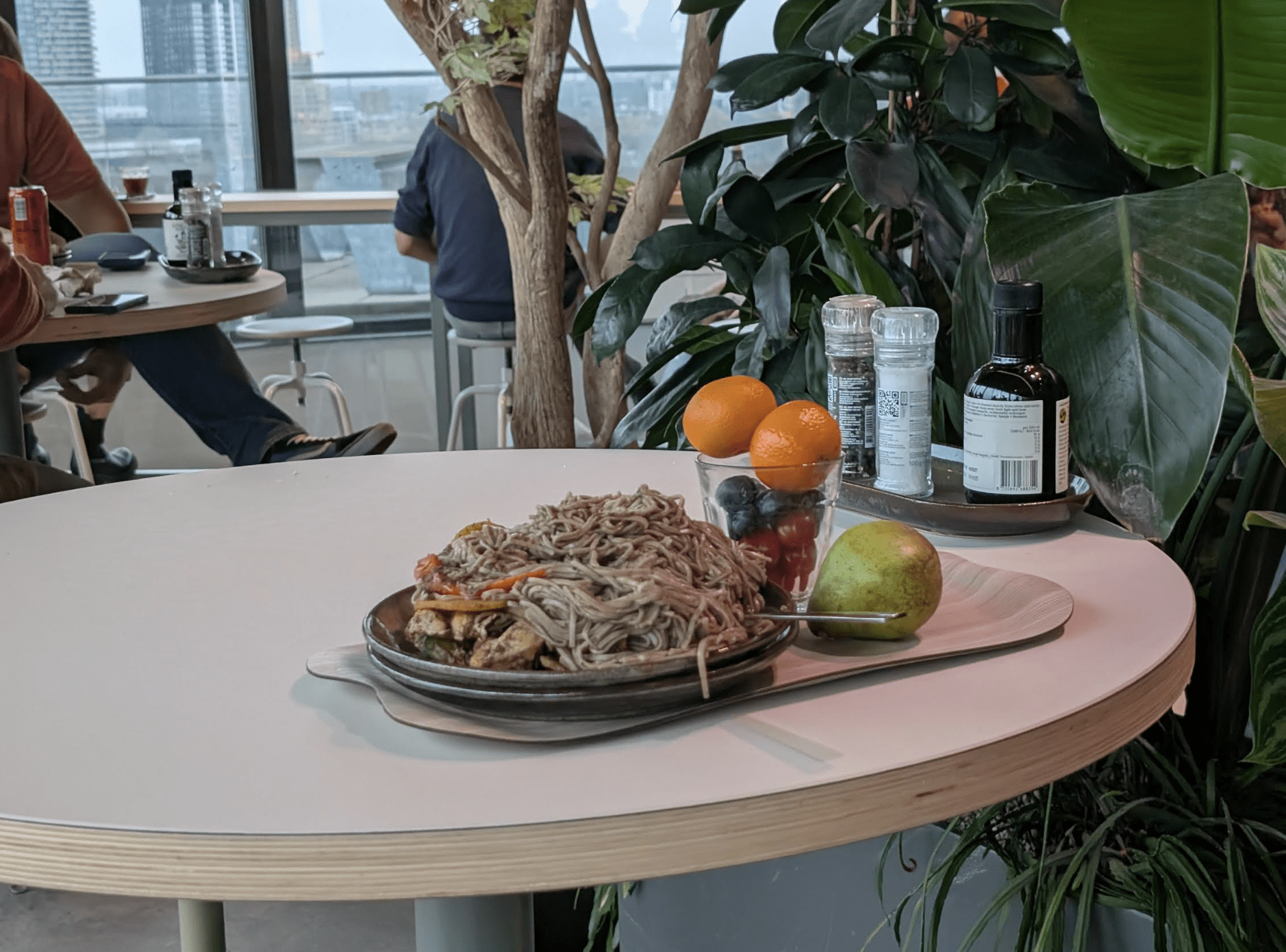 Bord noedels in de bedrijfskantine van Adyen