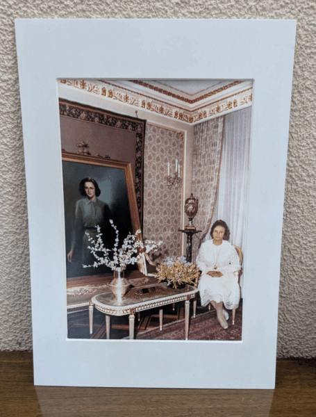 Elena Ceaușescu met een portret van Elena Ceaușescu in de Villa Ceaușescu in Boekarest