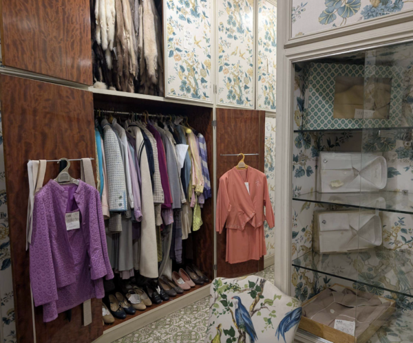 Inloopkast met kleren van Elena Ceaușescu in de Villa Ceaușescu in Boekarest