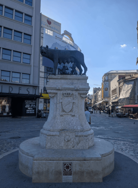 Romulus en Remus in het centrum van Boekarest