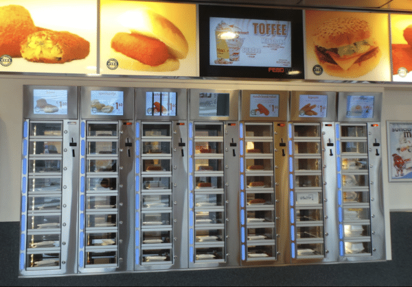 Automatiek met snacks zoals Kipcorn bij de FEBO Javaplein, Amsterdam