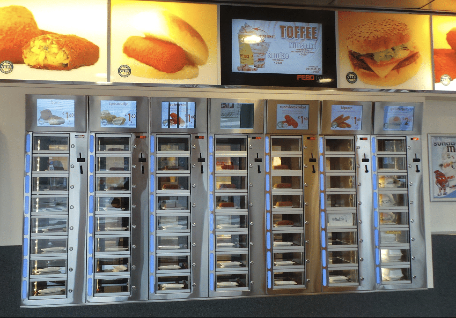 Automatiek met snacks zoals Kipcorn bij de FEBO Javaplein, Amsterdam